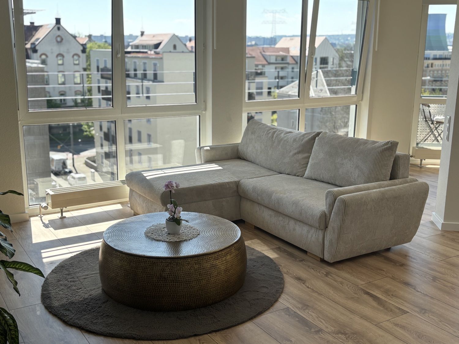 Sofa vor bodentiefen Fenstern mit Blick auf Dresden-Friedrichstadt