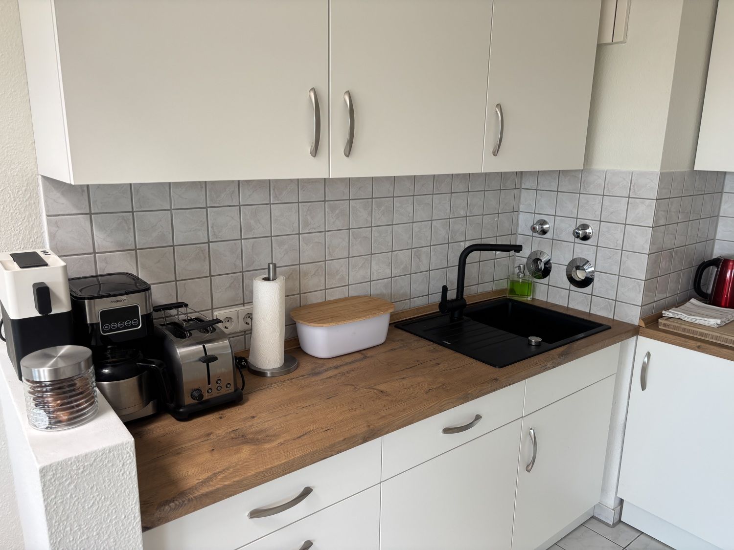 Küchenzeile mit Spüle, Toaster und Kaffeemaschinen