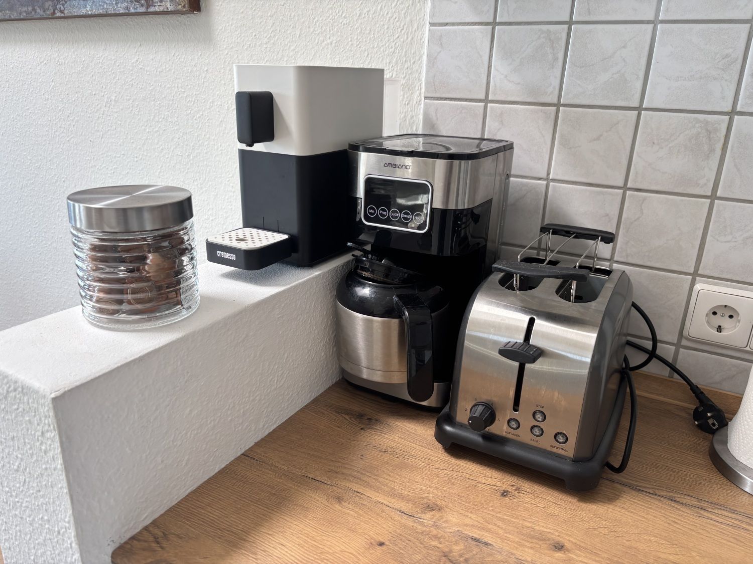 Zwei Kaffeemaschinen und ein Toaster auf der Küchenablage