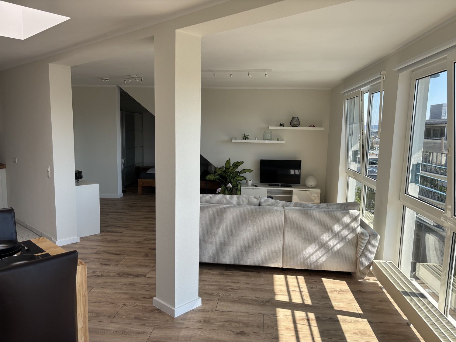 Blick von der Küche in den offenen Wohnraum