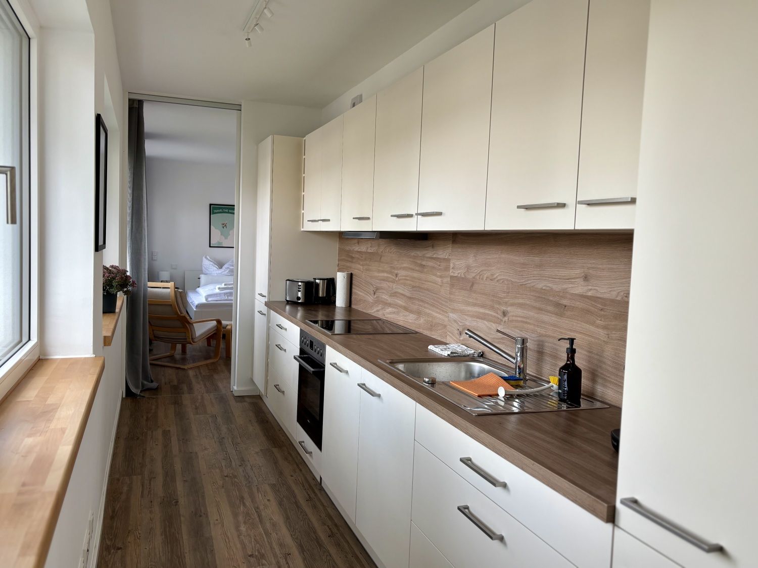 Küchenzeile mit Spüle, Backofen und viel Arbeitsfläche