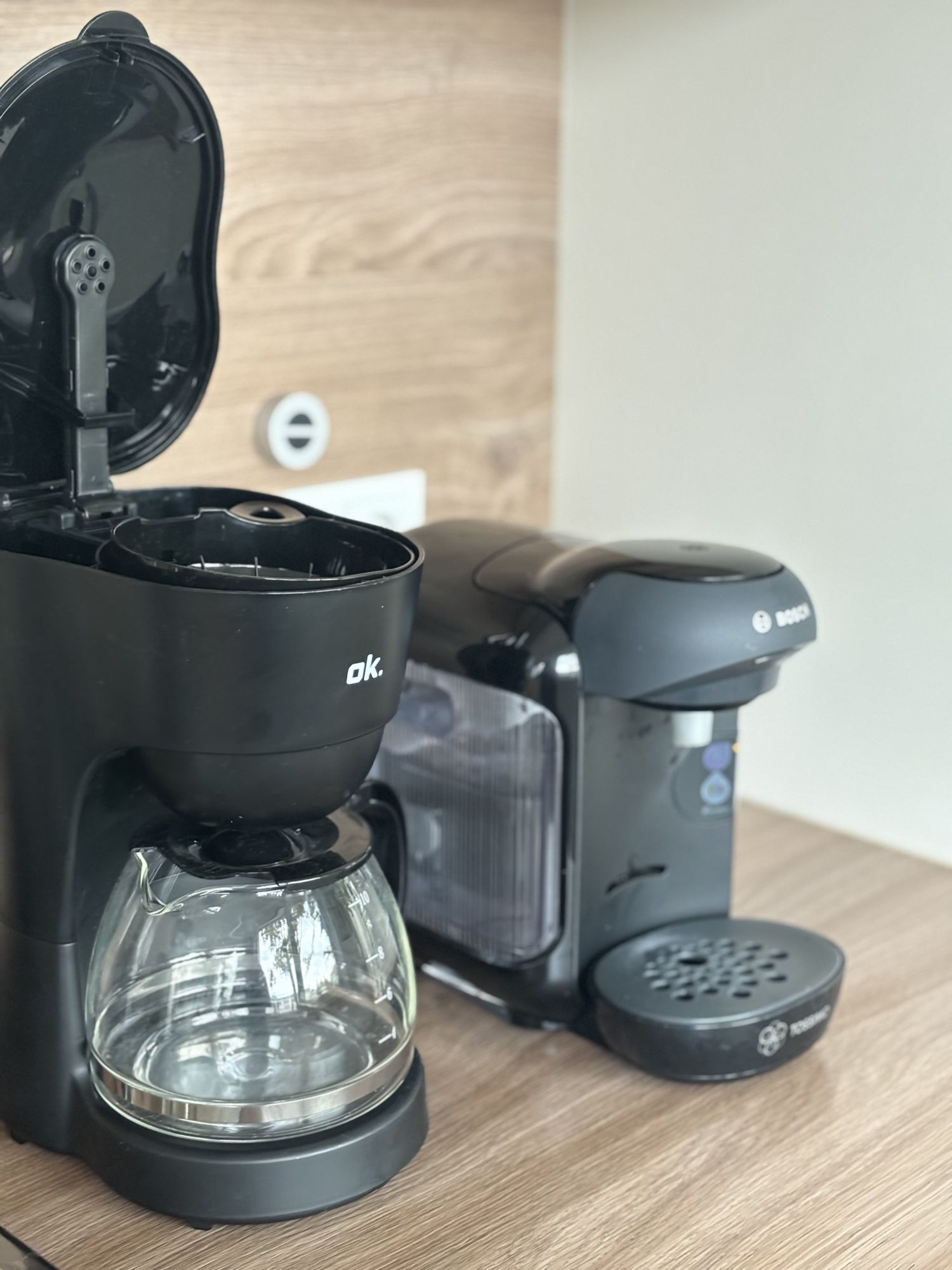 Filterkaffeemaschine und Kapselmaschine in der Küche