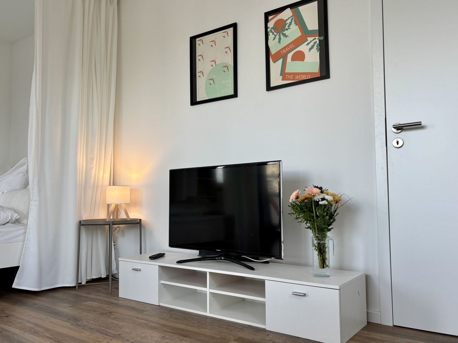Fernsehboard mit Bildern an der Wand