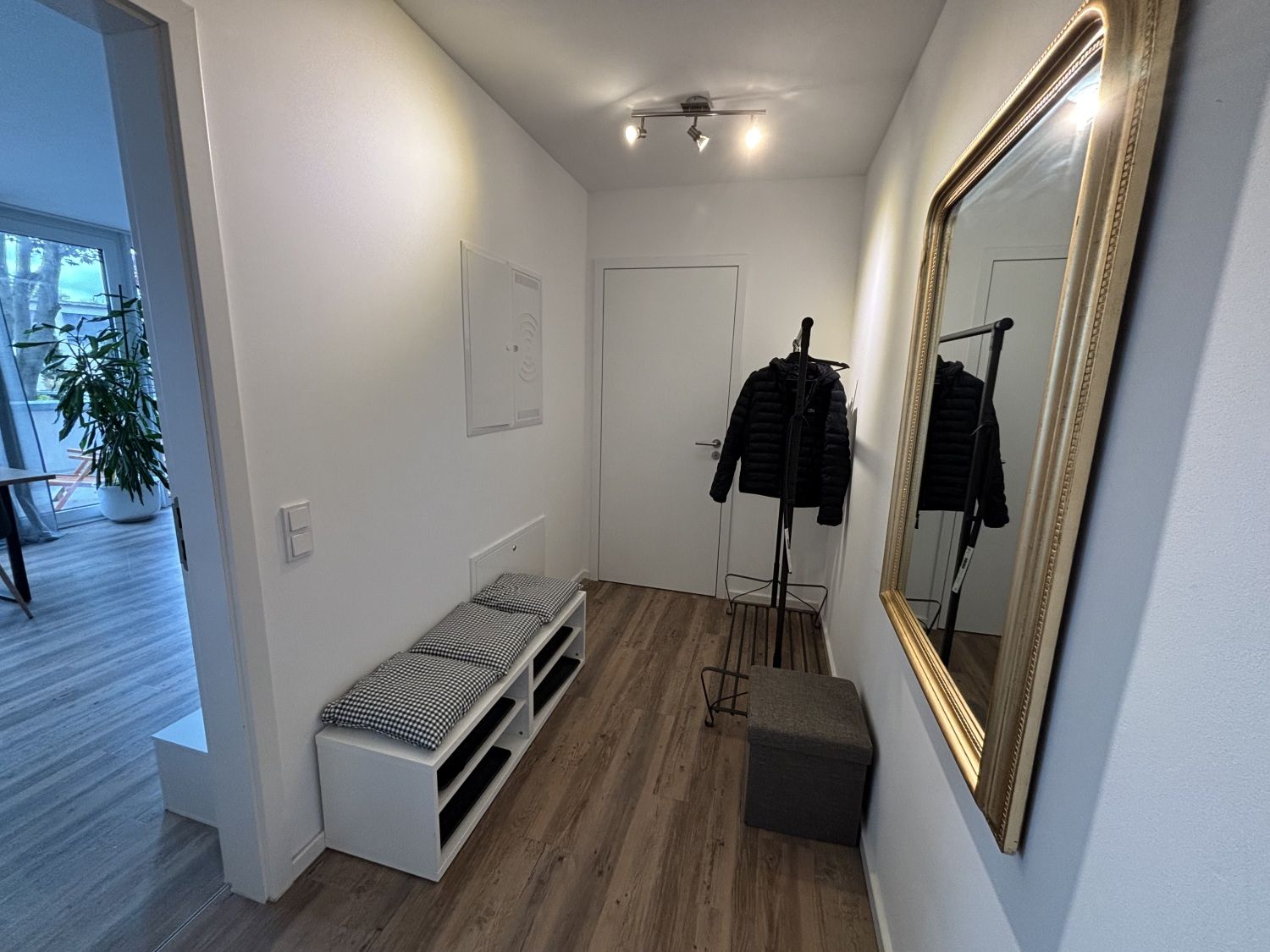 Flur mit Garderobe, Sitzbank und Spiegel