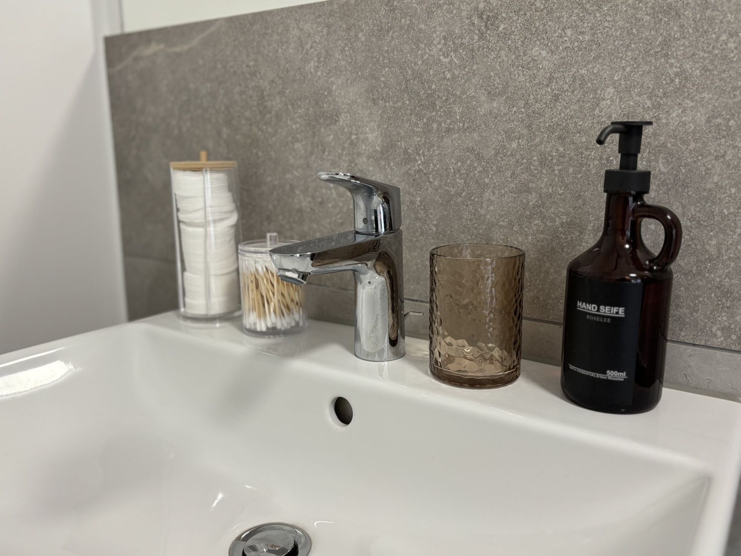 Waschbecken mit Seife und Pflegeprodukten